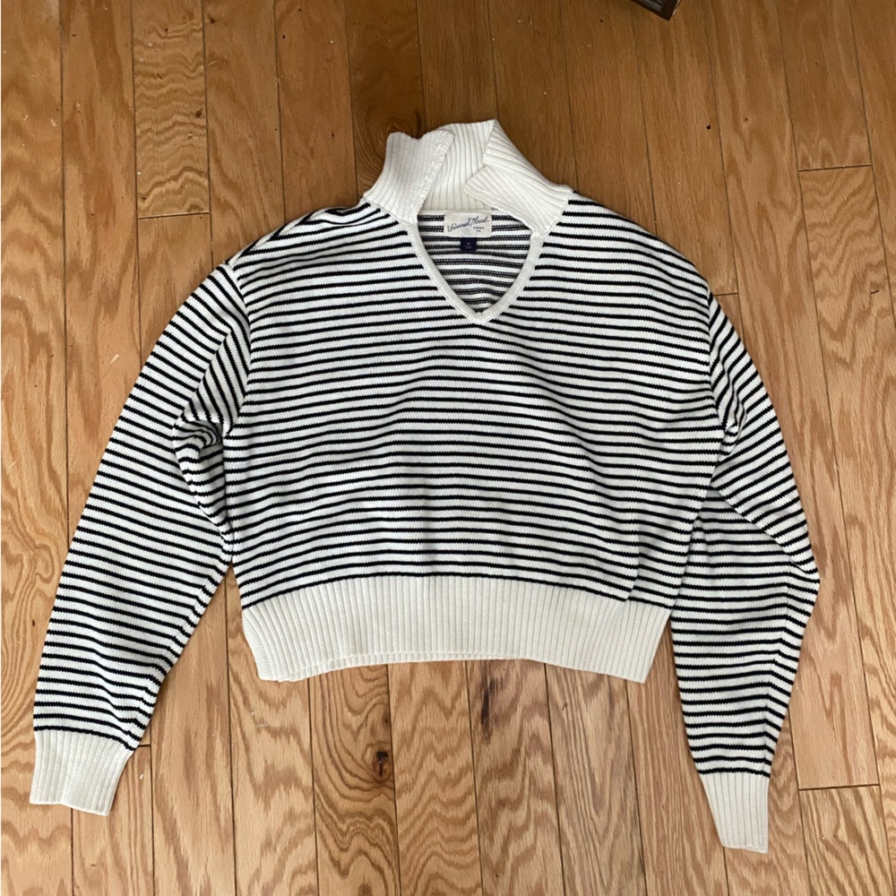 Universal Thread Black and White V-Neck Sweater